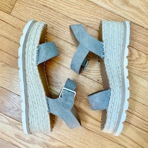 Universal Thread Platform Sandals